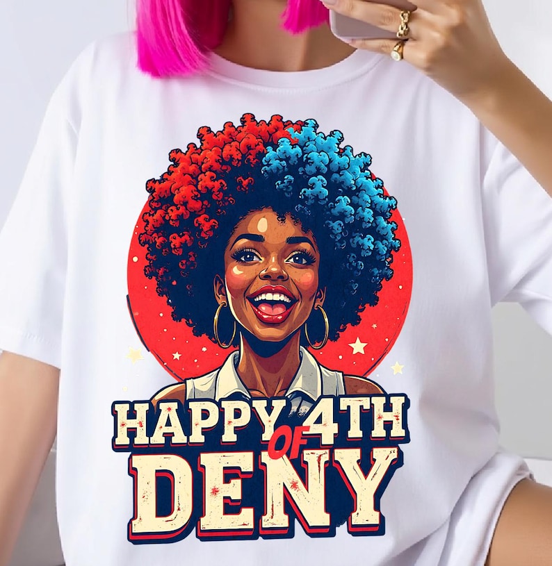 Puede incluir: Camiseta blanca con un gr&aacute;fico de una mujer sonriente con pelo afro rojo y azul, sobre un c&iacute;rculo rojo. El texto "HAPPY 4TH OF DENY" se muestra debajo en una fuente audaz y vintage.