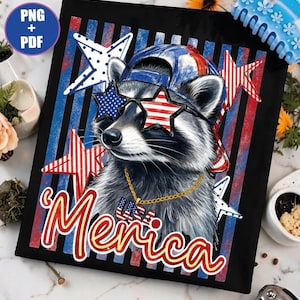 Può includere: Un design grafico digitale raffigurante un procione che indossa un berretto da baseball blu, rosso e bianco e occhiali da sole a forma di stella con motivo a bandiera. Una catena d'oro con la scritta USA pende dal collo. La parola Merica è sotto.