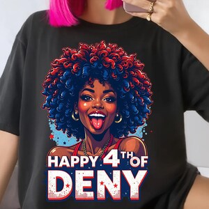 Puede incluir: Camiseta negra con un gr&aacute;fico de una mujer con cabello rizado azul y rojo, aros dorados y una parte superior roja. El texto "HAPPY 4TH OF DENY" est&aacute; impreso en rojo, blanco y azul.