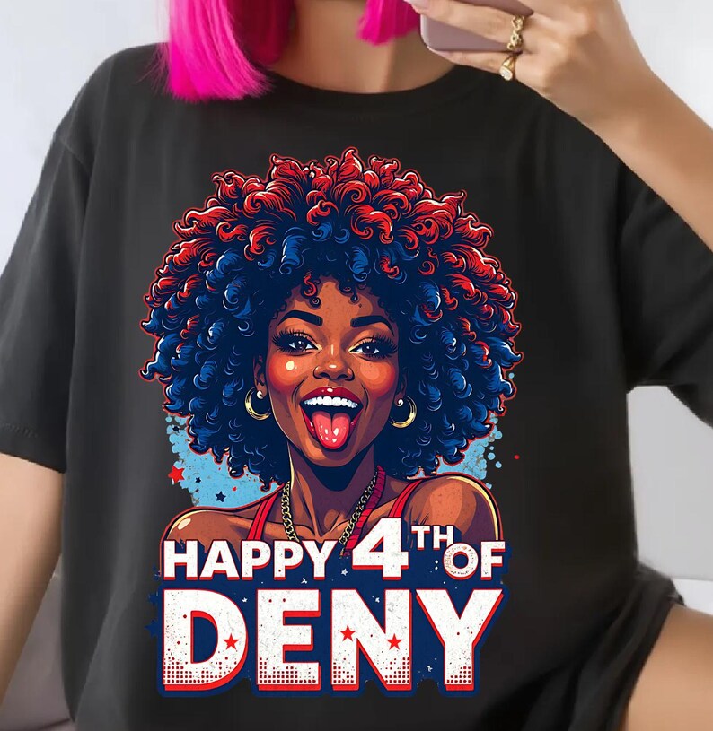 Puede incluir: Camiseta negra con un gr&aacute;fico de una mujer con cabello rizado azul y rojo, aros dorados y una parte superior roja. El texto "HAPPY 4TH OF DENY" est&aacute; impreso en rojo, blanco y azul.