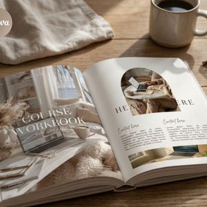 Könnte beinhalten: Ein offenes Arbeitsbuch mit dem Text "COURSE WORKBOOK for greatness" auf der linken Seite. Die rechte Seite hat das Wort "HERE" und den Text "Content line". Eine Kaffeetasse, eine Brille und ein Laptop sind ebenfalls auf einer Holzoberfläche zu sehen.