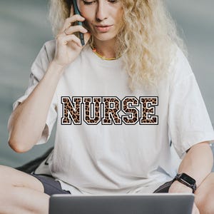 Trendy Animal Print T-Shirt, Leopard Krankenschwester Shirt, Krankenschwester Shirt, RN Shirt, Krankenpflege Schule Shirt, Krankenschwester T-Shirt, Krankenschwester Geschenk