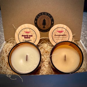 ラージ キャンドル バンドル (2 個セット - Hearth & Ember + Gunpowder) 別の香りの組み合わせをご希望の場合は、チェックアウトのコメント セクションにメモを追加してください。
