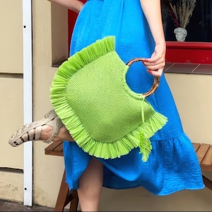 Bolso tote de verano de rafia hecho a mano: bolso tejido verde brillante con asas de bambú y dije de hoja, bolso de playa bohemio.