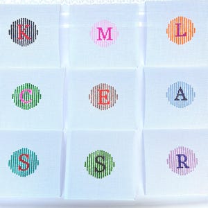 Lienzo para monograma personalizado bordado en punto de cruz / Lienzo redondo para llavero pintado a mano de 3,8 cm (1,5 pulgadas)