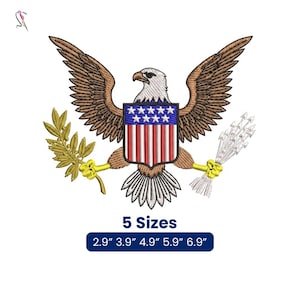Puede incluir: Diseño bordado de un águila calva americana con las alas extendidas, sosteniendo una rama de olivo y flechas. El águila tiene un escudo con estrellas y rayas. El texto "5 Tamaños" está debajo, con medidas en pulgadas.