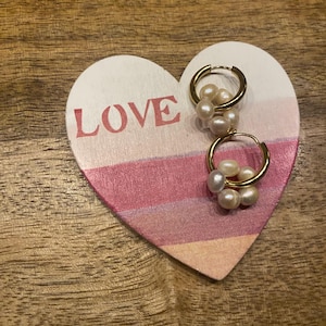 Hoop earrings with freshwater pearls