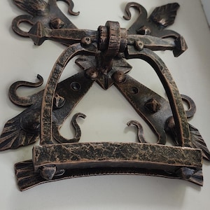 Wrought Iron Door Knocker Handle – Viking Style Hand-Forged Hardware – Rustic Blacksmith Hammer – Medieval Home Decor