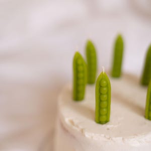 Könnte beinhalten: Ein Set aus drei Keramikbechern mit gesprenkelter, matter Oberfläche. Die Becher sind in Creme-, Hellgrau- und Dunkelgrautönen gehalten. Jeder Becher hat ein schlichtes, minimalistisches Design.