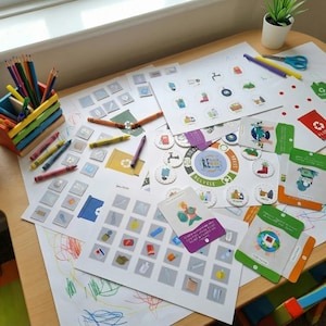 Peut inclure: Une table d'artisanat pour enfants avec divers matériels éducatifs sur le thème du recyclage. La table comprend des feuilles imprimées avec des symboles de recyclage, des crayons de couleur, des ciseaux et de petites plantes en pot. La scène est lumineuse et accueillante.