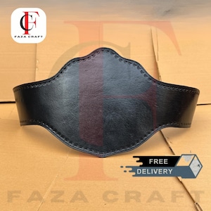 Puede incluir: Un cinturón de cuero negro con un borde festoneado decorativo. El cinturón es ancho y tiene forma curva. La marca "FAZA CRAFT" es visible en la parte superior izquierda e inferior central de la imagen.