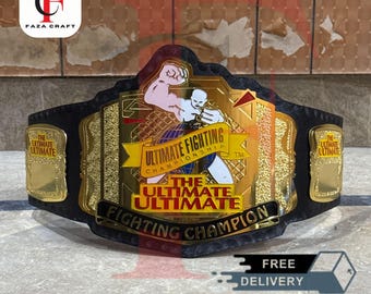 Può includere: Una cintura da campionato nera e dorata con la scritta "ULTIMATE FIGHTING CHAMPIONSHIP" e "THE ULTIMATE ULTIMATE FIGHTING CHAMPION". La cintura presenta un emblema centrale dorato con due figure in posa da combattimento.