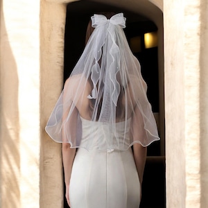 Bow & Pearl Wedding Veil: Elegant Short Bridal Hair Accessory