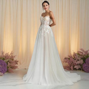 Vestido de novia con hombros descubiertos, escote corazón, encaje, corte A, cola capilla, organza, tul, hecho a medida, color marfil
