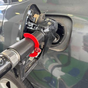 Clip para boquilla de gasolina. Ahorra tiempo en el surtidor con el manos libres en Nueva York.