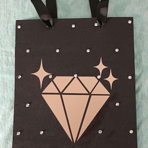 schwarze Geschenktüte mit goldener Raute