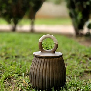 Vaso in ceramica testurizzata con manico circolare - Decorazione rustica o contenitore
