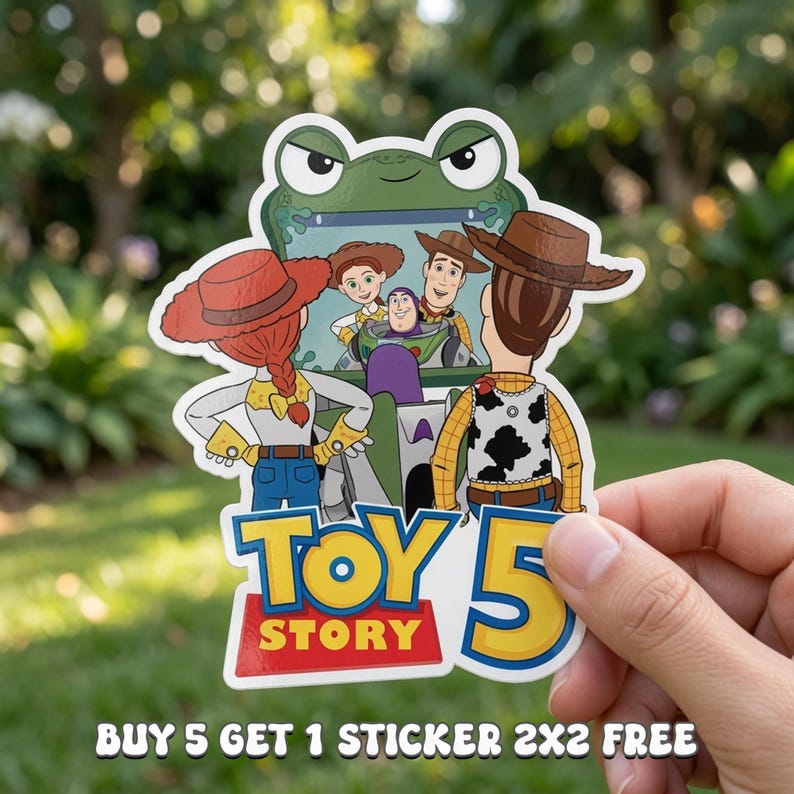 Pode incluir: Um adesivo recortado com personagens de Toy Story, incluindo Woody, Jessie e Buzz Lightyear, olhando para uma tela em formato de sapo verde. O adesivo inclui o texto Toy Story 5 em letras amarelas e vermelhas com uma borda branca.