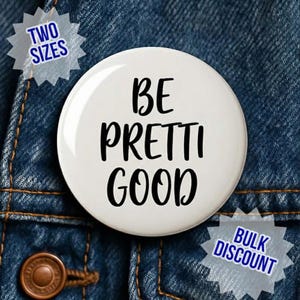 Puede incluir: Un botón blanco con la frase "BE PRETTI GOOD" en escritura negra. El botón está sobre una chaqueta vaquera. El texto en el botón indica "TWO SIZES" y "BULK DISCOUNT".