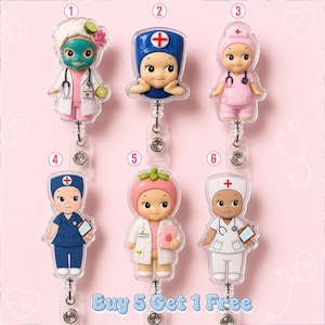 Può includere: Sei portabadge retrattili con personaggi dei cartoni animati in abbigliamento medico. La figura 1 indossa una mascherina e un camice. La figura 2 è un ritratto con un berretto blu. La figura 3 indossa un completo rosa. La figura 4 uno blu. La figura 5 un cappello a pomodoro. La figura 6 uno bianco.