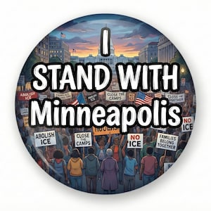 Pode incluir: Um botão redondo com o texto "I STAND WITH Minneapolis" em branco. O fundo mostra uma multidão de pessoas segurando cartazes com mensagens como "Abolir ICE" e "Fechar os campos".