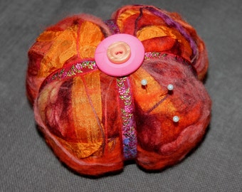 Alfiletero de fieltro Nuno: Alfiletero de lana naranja con trenza vintage