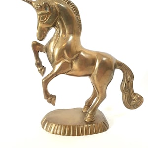 Unicórnio vintage de latão, criatura mitológica de conto de fadas, sobre base - década de 1970