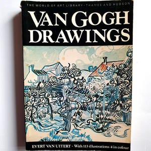 Puede incluir: Un libro antiguo titulado "Van Gogh Drawings" con una cubierta negra y texto blanco. La portada presenta una colorida ilustración de un paisaje con edificios y árboles. El libro forma parte de la World of Art Library.