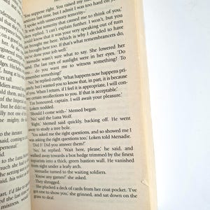 Puede incluir: Libro abierto con texto sobre papel envejecido. El t&iacute;tulo "HORUS RISING" es visible en la parte superior de la p&aacute;gina. El texto est&aacute; en fuente negra. El n&uacute;mero de p&aacute;gina "73" est&aacute; en la esquina superior derecha.