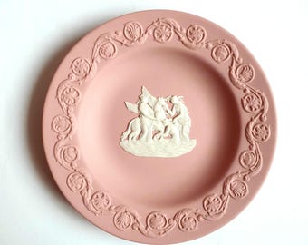 Vintage - Jaspe Wedgwood, Pegaso bañando a las Musas, rosa, plato para alfileres/plato decorativo, década de 1960