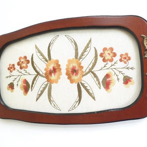 Vintage - Houten dienblad met glazen inzetstuk en bloemenborduurwerk, bloemen onder glas, met koperen handgrepen - jaren 1950