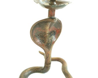 Candelabro vintage de latón, con forma de cobra, pequeño, con forma de serpiente, grabado y ornamentado, estilo indio, década de 1960.