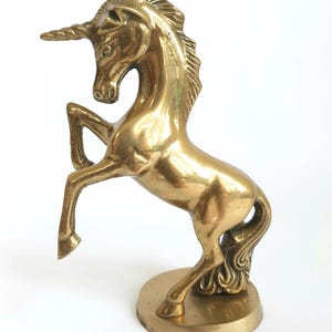 Unicórnio vintage em latão, criatura mitológica de conto de fadas, sobre base circular - década de 1970