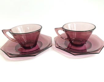 Vintage - Hazel Atlas Glas, marokkanischer Amethyst, Set aus zwei Teetassen/Tassen und Untertassen, hergestellt in den USA, 1940er Jahre