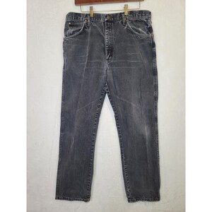 Jeans Wrangler vintage anni '80, stile western bikercore, denim nero slavato, taglia 36 (35x31). immagine 2