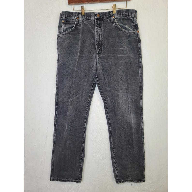 Jeans Wrangler vintage anni '80, stile western bikercore, denim nero slavato, taglia 36 (35x31). immagine 2