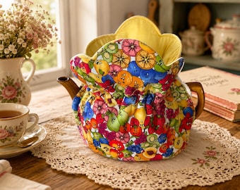 Bule de cerâmica vintage com capa protetora de frutas feita à mão.
