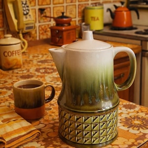 Cafetera/tetera vintage de los años 70 con acabado esmaltado por goteo.