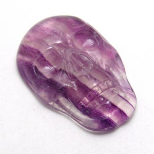 Schädel Cabochon lila Fluorit geschnitzt Unisex Rocker Biker maskulin Schmuck Tag der Toten Halloween Schnitzerei