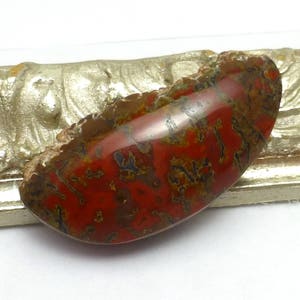 46,175 Karat Dino-Knochen-Cabochon, handgefertigt, Lisajoy Sachs Design, einzigartig, seltener roter versteinerter Dinosaurier, agatisiertes Fossil, Kuriosität aus altem Bestand