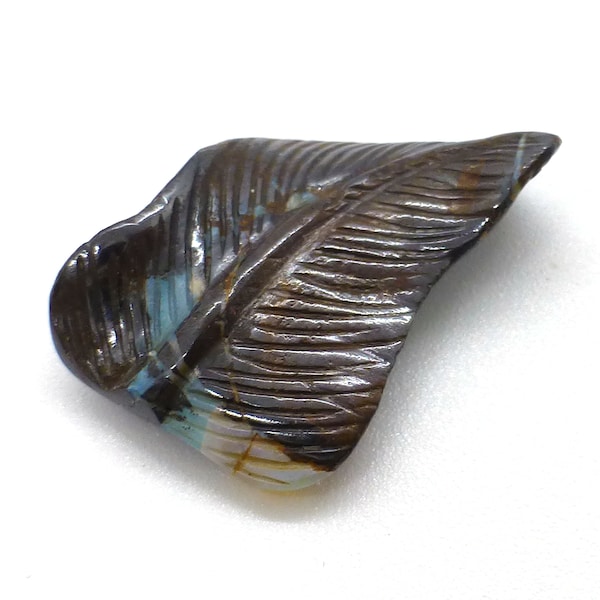 11,07 carats de plumes d'opale boulder sculptant des feuilles d'automne, des pierres précieuses du Queensland australien faites à la main