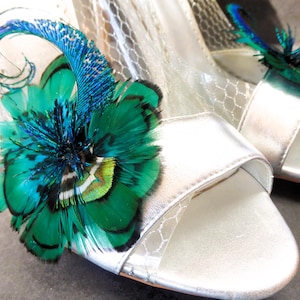 Pinzas para zapatos con plumas en verde azulado y negro, pinzas únicas para zapatos, pinzas para ligas, pinzas para bolsos, regalos únicos, Día de la Madre, bodas, ocasiones especiales.