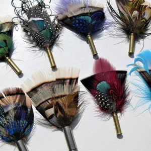 Opsommingsteken omhulsel boutonnière KLEIN, vogelveren, Europese reversspeld, kleurenkeuze, bruiloft, jubileum, pensioen, derby, schoolbal