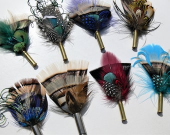 Opsommingsteken omhulsel boutonnière KLEIN, vogelveren, Europese reversspeld, kleurenkeuze, bruiloft, jubileum, pensioen, derby, schoolbal