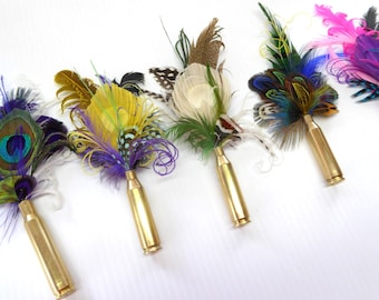 Boutonnière con piuma e bossolo di proiettile in ottone a forma di pavone, disponibile in vari colori, perfetta per gli amanti della vita all'aria aperta, matrimoni, balli di fine anno, pensionamenti, portatori di bara.