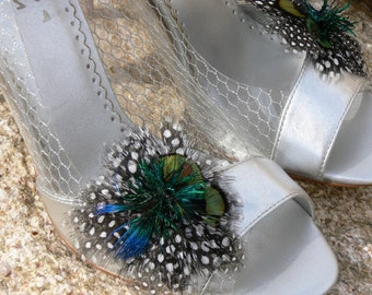 Clips de zapatos, clips de zapatos de plumas de pavo real blanco negro y azul, clips de zapatos únicos, clip de liga, clip de bolsa, regalo único, boda, fiesta de graduación