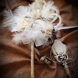 Rustikales Ivory Sola Holz Blumenbouquet: Pfauenfeder Boutonniere Set