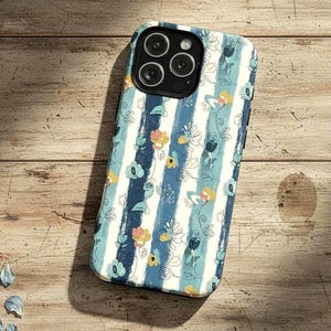 Op de afbeelding: Een telefoonhoesje met een bloemenpatroon. De hoes heeft een gestreepte achtergrond in blauw- en wittinten met een patroon van kleine bloemen in geel, blauw en roze. De hoes is ontworpen voor een smartphone.