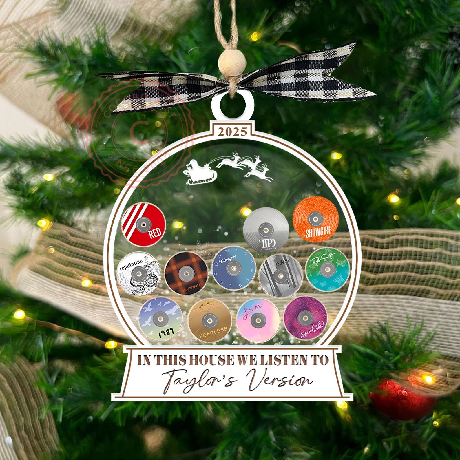 Bir yigit kochada omma oldida jilmayyapti.