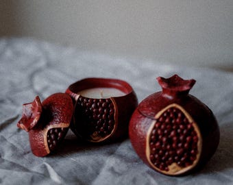 Handgemaakte granaatappelkaars: sojawas in keramische pot, elegant interieur
